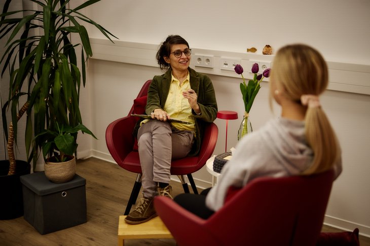 Psychologin im Gespräch mit Patientin