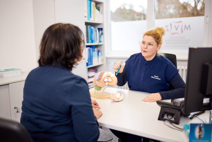 Neurologin im Gespräch mit Patientin
