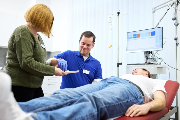 Hausarzt verabreicht Impfung