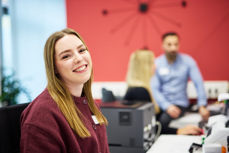 Junge Frau lächelt in die Kamera